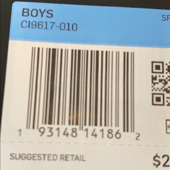 Kids Medium Nike Tee - Picture 4 of 4